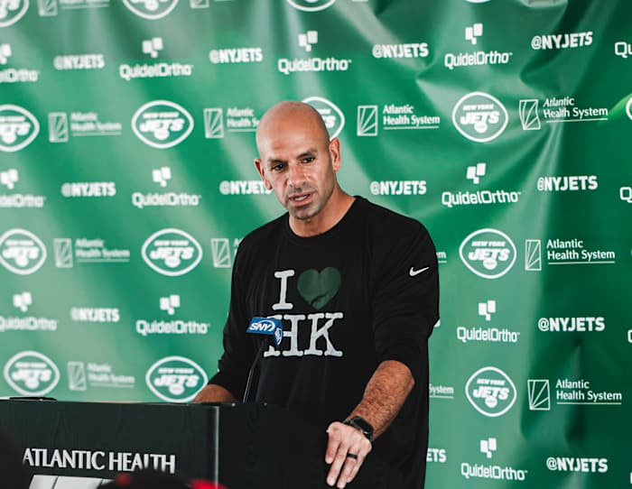 Jets' HC Robert Saleh with "I💚HK" tee-shirt